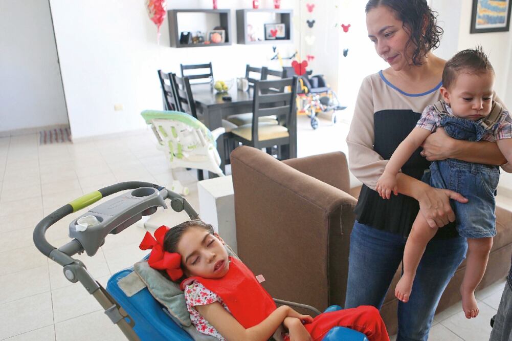 La mamá de María Paula, Alejandra Cardós, fue una de las primeras en conseguir el permiso para importar el cannabidiol y probarlo para mejorar la salud de su pequeña (LORENZO HERNÁNDEZ. EL UNIVERSAL)