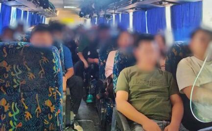 Detienen a 3 hombres por transportar a 74 personas extranjeras indocumentadas
