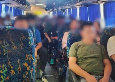 Detienen a 3 hombres por transportar a 74 personas extranjeras indocumentadas