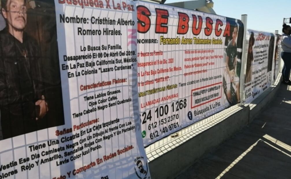 Manifestantes esperan a AMLO en aeropuerto de La Paz; piden agilizar búsqueda de desaparecidos 
