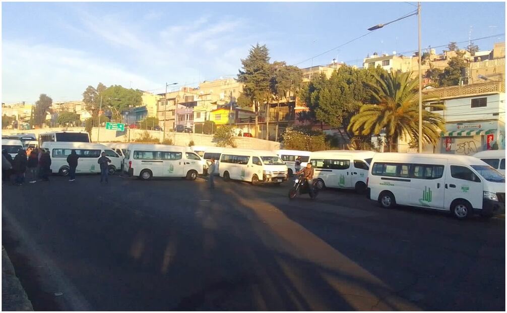 Transportistas de Naucalpan bloquean el boulevard Luis Donaldo Colosio. Foto: Especial