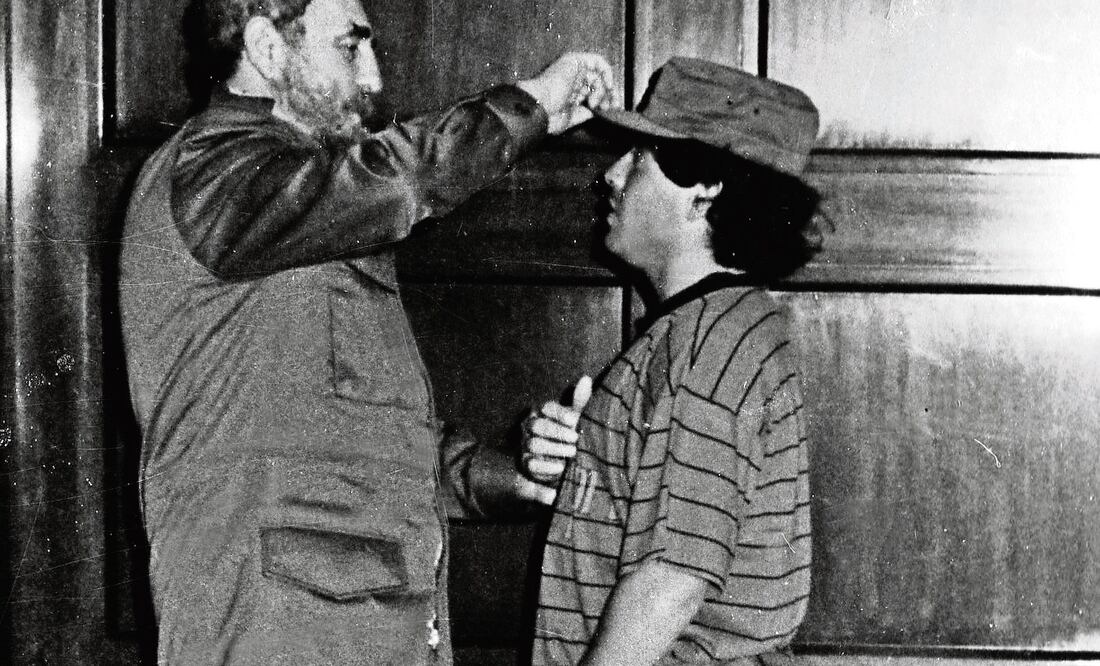 Aunque muchos cubanos salieron de la isla, otros, como Diego Armando Maradona, le prodigaron su admiración. FOTO: ARCHIVO. EL UNIVERSAL