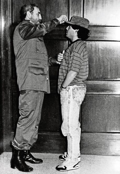 Aunque muchos cubanos salieron de la isla, otros, como Diego Armando Maradona, le prodigaron su admiración. FOTO: ARCHIVO. EL UNIVERSAL