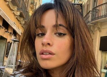 Camila Cabello sorprende con vestido lencero de escote profundo