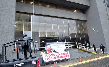 Protesta sector del entretenimiento frente a la Secretaría de Salud de Nuevo León