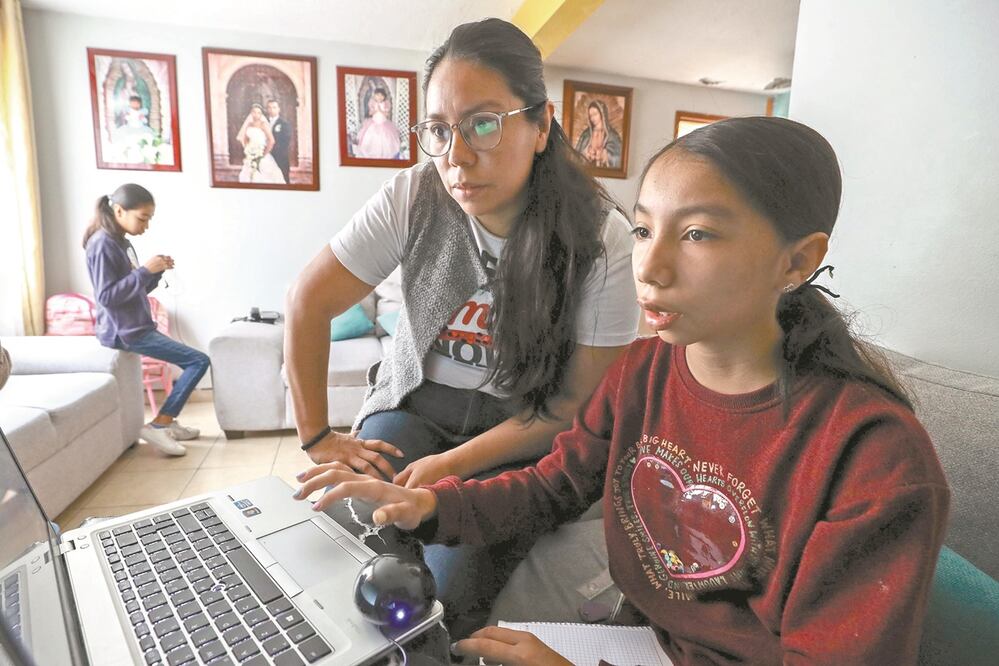 Alexa y Danna Paola aseguran que les gusta tomar clases en casa, pero extrañan estar en la escuela con sus amigos. Fotos: SERGIO TAPIA. EL UNIVERSAL