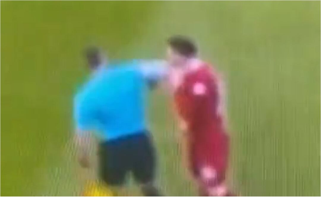 FOTO: ESPECIAL - Árbitro golpea a jugador del Liverpool en la Premier League