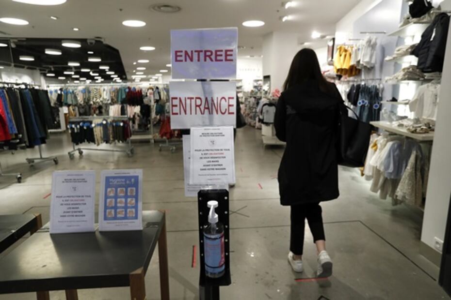 Largas filas en tiendas de ropa de Francia tras gradual reapertura de comercios