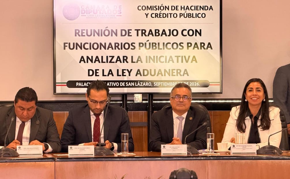 Héctor Alonso Romero Gutiérrez (segundo de izquierda a derecha), titular de la Agencia Nacional de Aduanas de México (ANAM) (22/09/2026). Foto: Especial