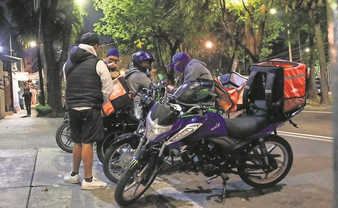 Repartidores por app afirmaron que resulta conflictivo tramitar un seguro para motociclistas,las aseguradoras sólo ofrecen el de daños a terceros y no cubren a los conductores si resultan accidentados. Foto:Jorge Medellín/EL UNIVERSAL