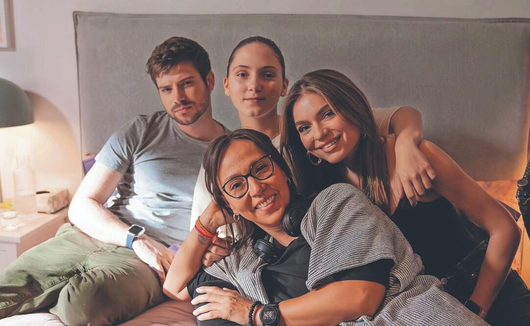 Nicolás Haza, Ivanna Castro y Sofía Castro, quienes interpretan a los hijos de Eloísa (Angélica Rivera), posan con la directora Alba Gil. Foto: de VIX