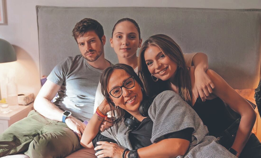 Nicolás Haza, Ivanna Castro y Sofía Castro, quienes interpretan a los hijos de Eloísa (Angélica Rivera), posan con la directora Alba Gil. Foto: de VIX