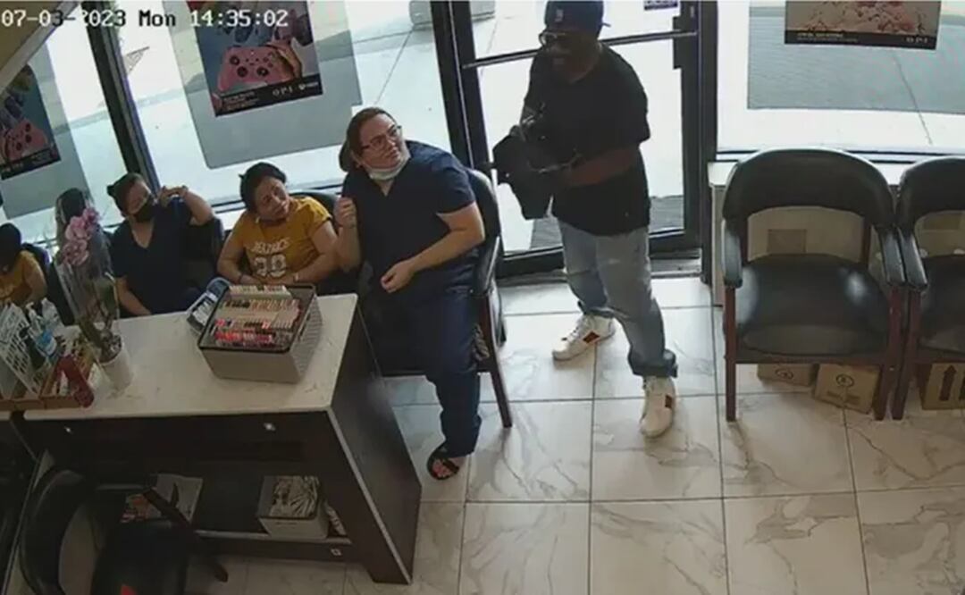 Un posible ladrón ingresó al salón Nail First con la mano dentro de una bolsa, gesticulando como si llevara un arma de fuego. Foto: Tomada del video