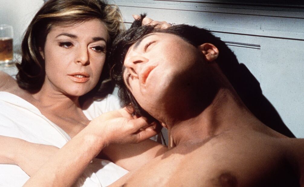 Anne Bancroft era sólo seis años mayor que Dustin Hoffman y sólo ocho años más grande que Katharine Ross; su consumo de alcohol y cigarros le “ayudaron” a avejentar su aspecto. Para el papel de Benjamin Braddock se consideró a Robert Redford, pero Mike Nichols lo consideró demasiado guapo e incapaz de “obsesionarse” por una chica. Foto: AP/United Artists/MGM