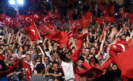 Turquía suspende a otros 15 mil funcionarios por intento de golpe 