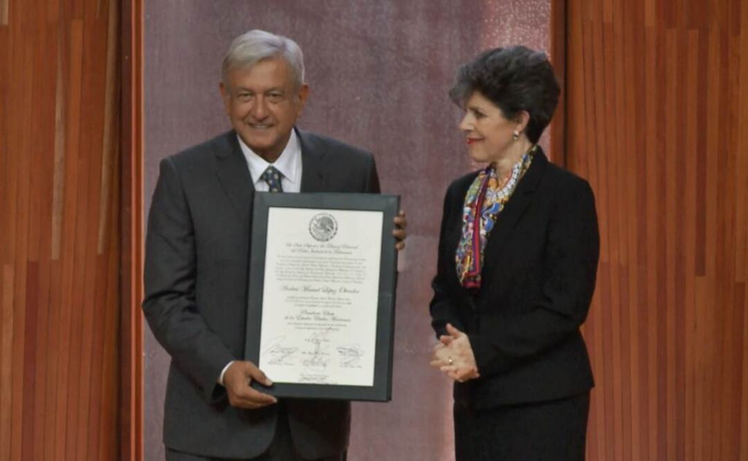 AMLO RECIBE CONSTANCIA DE MAYORÍA