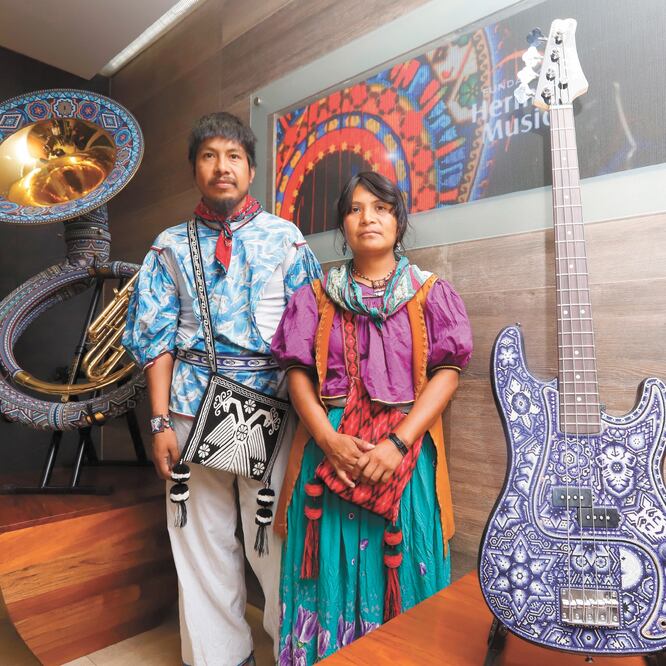 Petronilo y Esmeralda Carrillo, artesanos wixárikas. BERENICE FREGOSO. EL UNIVERSAL