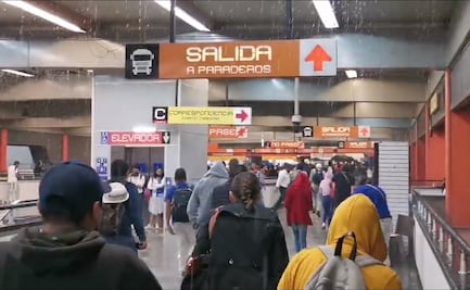 "Cascadas" encharcan Metro El Rosario tras fuerte lluvia y granizo en la CDMX