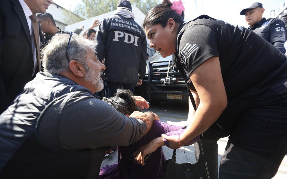 Fueron trasladados 18 personas de la Coordinación Territorial Cuh-1 de la Fiscalía General de Justicia capitalina al Reclusorio Norte en la Ciudad de México se les imputa robo, lesiones y tentativa de Homicidio, el 18 de noviembre de 2025. Al lugar llegaron familiares y activistas para tratar de impedir el traslado. Foto: Francisco Rodríguez/EL UNIVERSAL