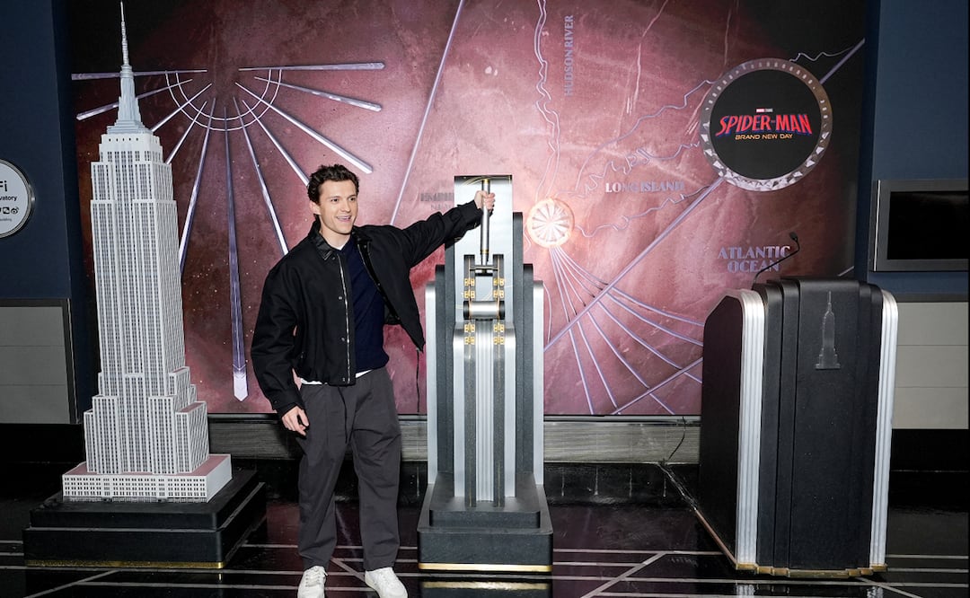 Fotografía cedida por el Empire State Realty Trust que muestra al actor británico Tom Holland encendiendo las luces del icónico Empire State Building con colores de Spider-Man. 
Foto:  EFE/ John Nacion/ Getty Images for Empire State Realty Trust.
