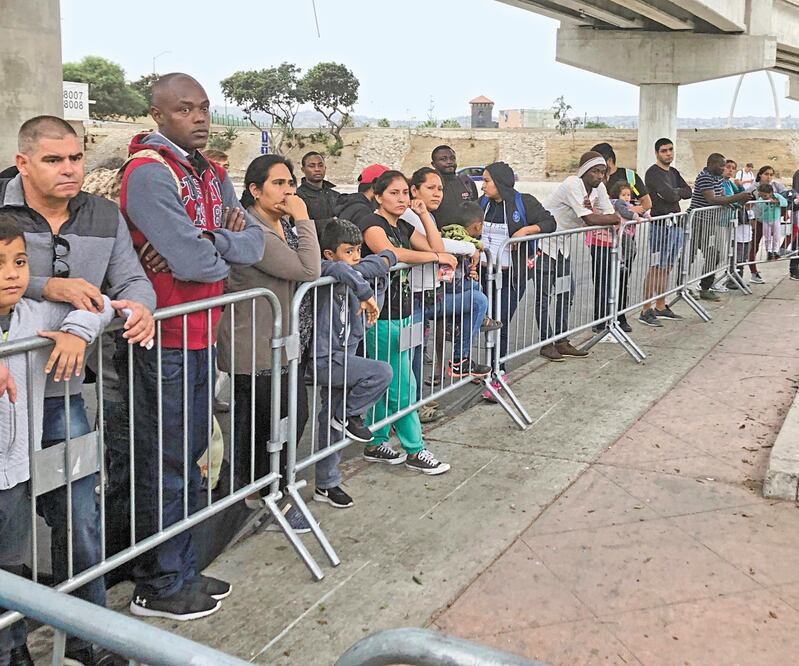 Migrantes en Tijuana hacen fila para buscar asilo en EU. La Comisión Europea afirma que seguirá supervisando los flujos migratorios mixtos masivos hacia México. ELLIOT SPAGAT. AP