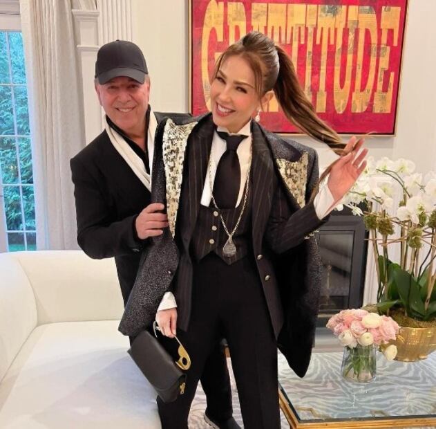 Thalía viste traje con corbata y enciende Instagram con su look