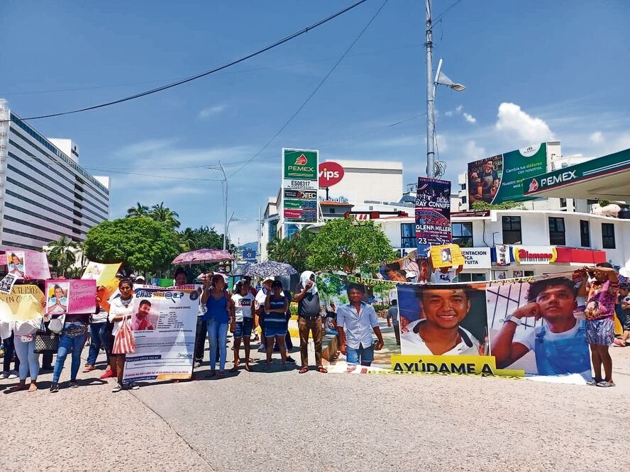 Familiares y amigos, al exigir la presentación de los jóvenes desaparecidos de un centro de rehabilitación en Acapulco. Foto: especial