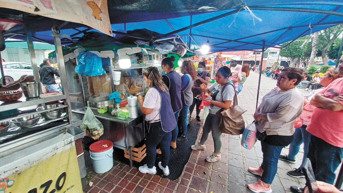 Esta comida tradicional es parte de la identidad de León por su precio accesible y la rapidez con la que los locatarios la preparan. Foto: Xóchitl Álvarez / El Universal