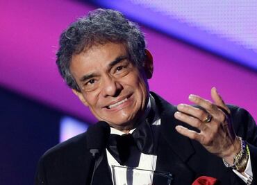 Avión con cenizas de José José llega a la Ciudad de México