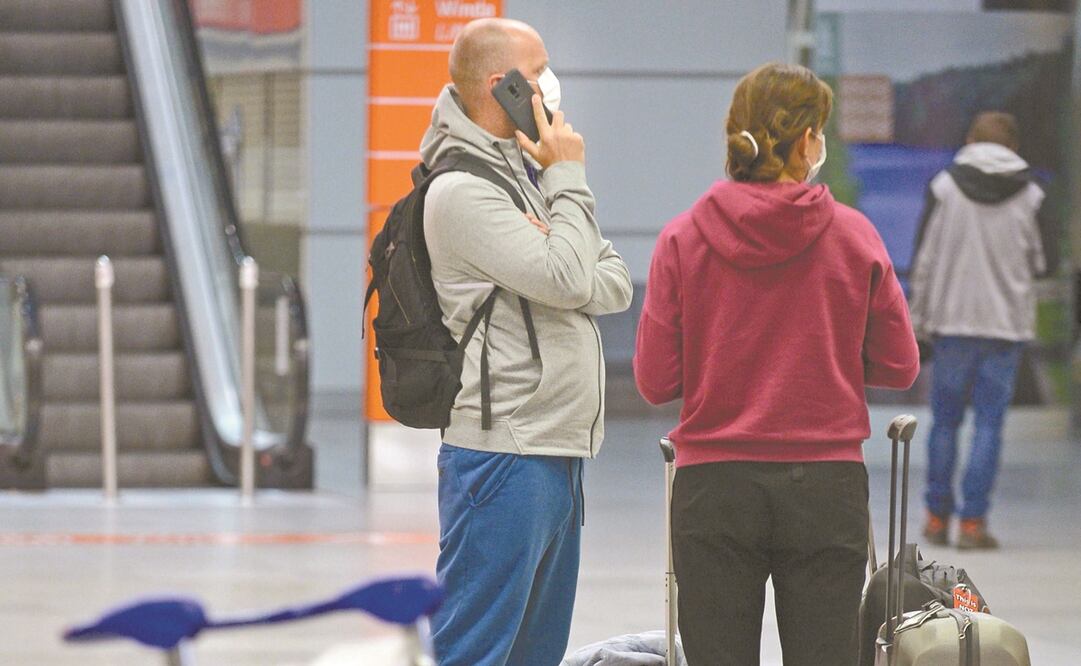 En la Bolsa Mexicana de Valores, las acciones de los grupos aeroportuarios son las más afectadas por el temor a que se propague el coronavirus y a que baje el turismo. Foto: MARCIN OBARA. EFE