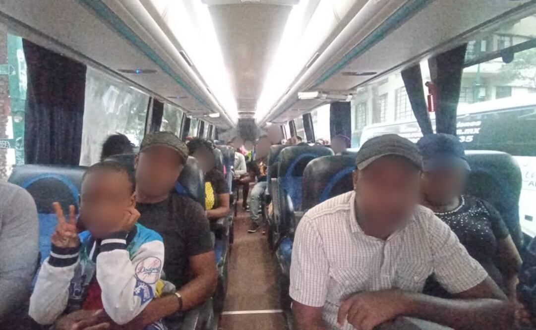 Auxilia INM a migrantes extranjeros que permanecían en la Plaza Giordano Bruno / Foto: Cortesía Segob