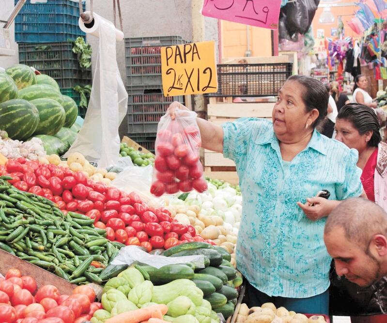 Algunos productos de la canasta básica son cotizados en dólares. ARCHVIO EL UNIVERSAL