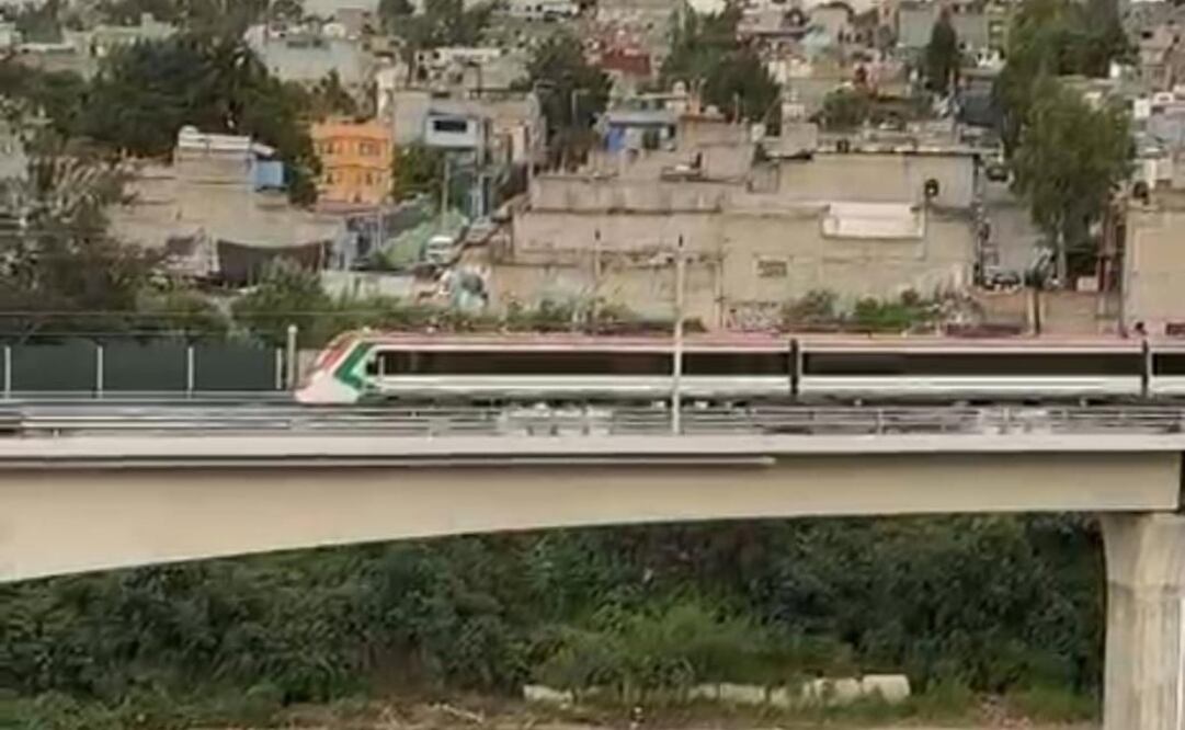 Vecinos de la colonia El Capulín expresaron su inconformidad ante lo que consideran omisiones de las autoridades federales respecto a las afectaciones ocasionadas por las obras del Tren Interurbano México–Toluca
Foto: Especial