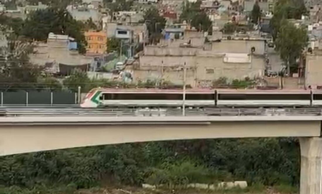 Vecinos de la colonia El Capulín expresaron su inconformidad ante lo que consideran omisiones de las autoridades federales respecto a las afectaciones ocasionadas por las obras del Tren Interurbano México–Toluca
Foto: Especial