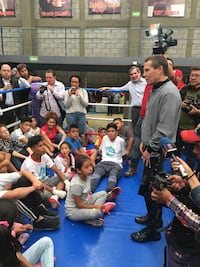 Julio César Chávez se sube al ring para charlar con niños