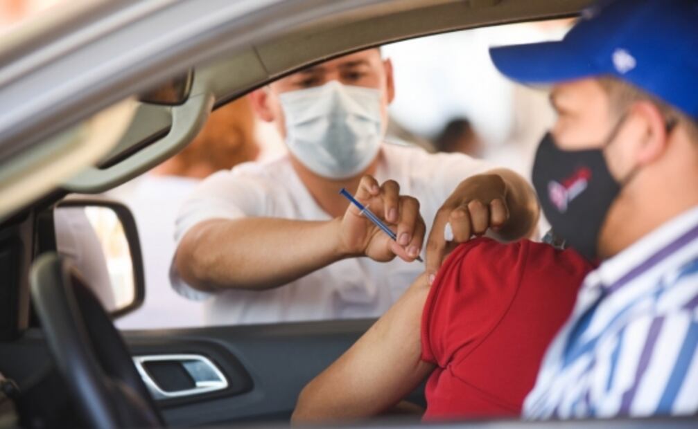 “Hasta me traje 'lonche'”: con largas filas, adultos mayores de Tamaulipas esperan recibir vacuna antiCovid