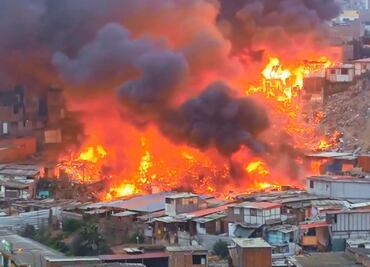 Incendio en Lima afecta fábrica de pirotecnia y deteriora hasta 100 viviendas; bomberos trabajan para controlarlo