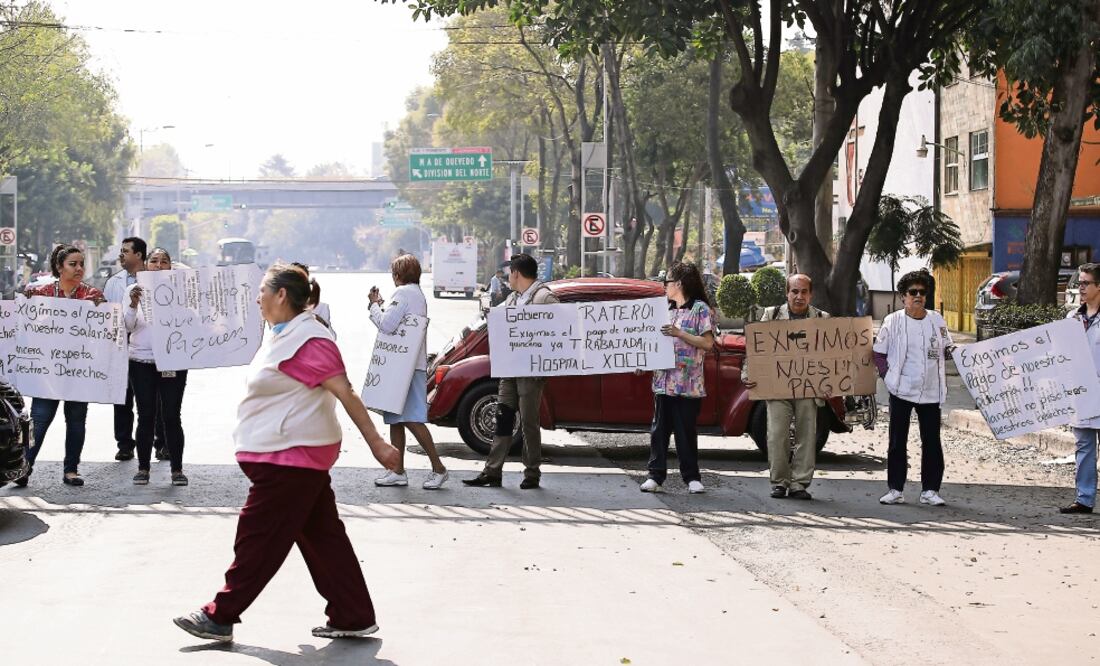 Médicos, enfermeras y personal de las diferentes áreas que laboran en el hospital Xoco cerraron la circulación de la avenida México-Coyoacán, en protesta porque no les han depositado su pago. (ALEJANDRO ACOSTA. EL UNIVERSAL)