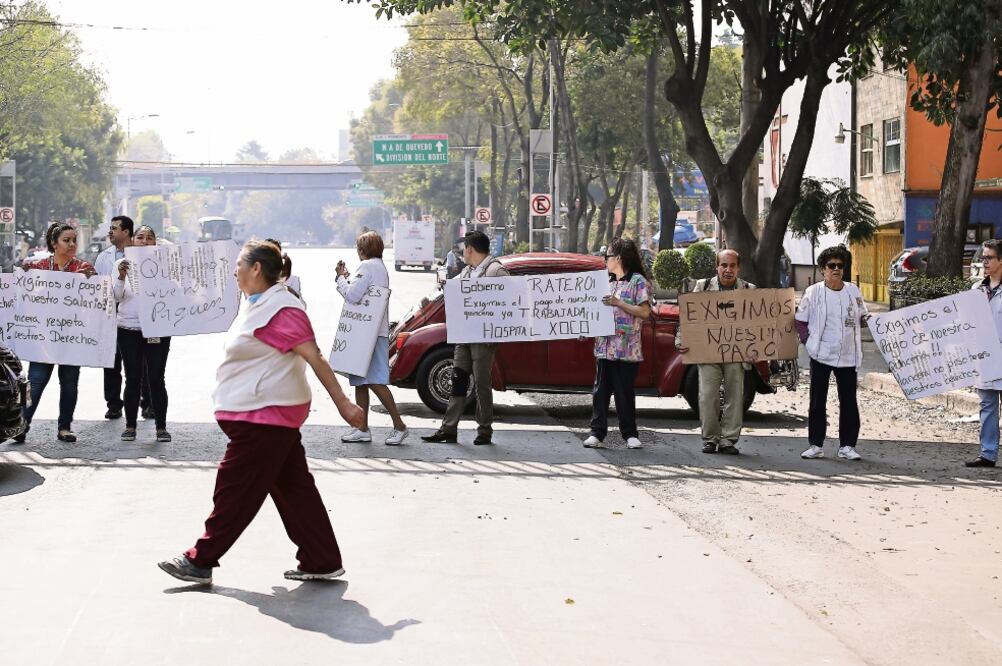 Médicos, enfermeras y personal de las diferentes áreas que laboran en el hospital Xoco cerraron la circulación de la avenida México-Coyoacán, en protesta porque no les han depositado su pago. (ALEJANDRO ACOSTA. EL UNIVERSAL)