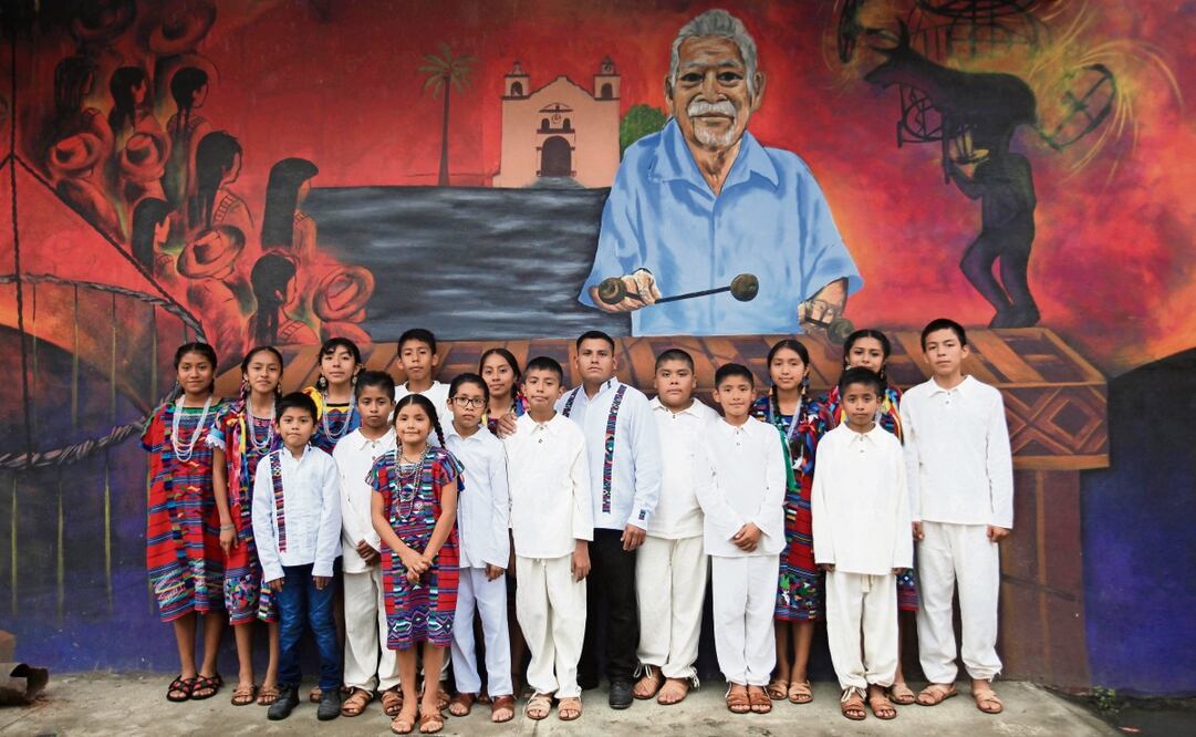 Los pequeños músicos de San Lucas Ojitlán, Oaxaca, forman parte de la marimba infantil, integrada por 17 niños, de los cuales el menor tiene 8 años y la mayor 14. Foto: Edwin Hernández