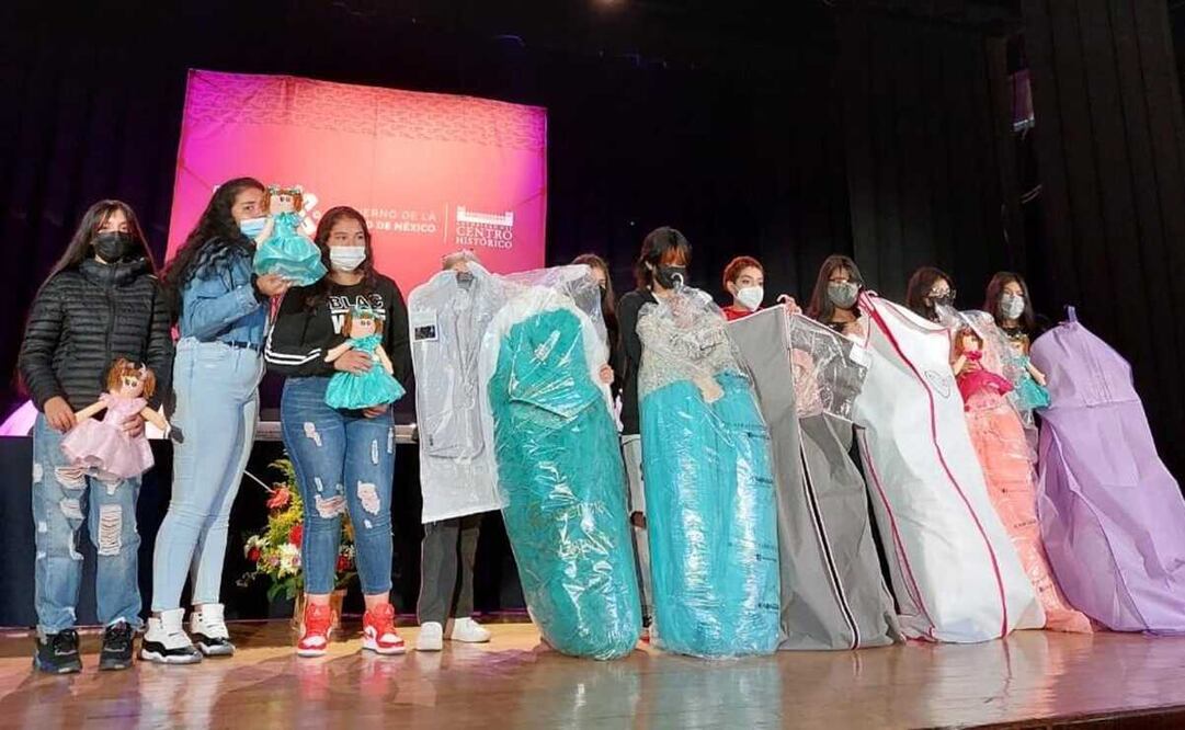 La Asociación "Calle de las Novias y Ceremonias" y la Fundación "Alas de Amor" entregaron 17 vestidos de XV años y un traje a los próximos festejados. Foto: Especial