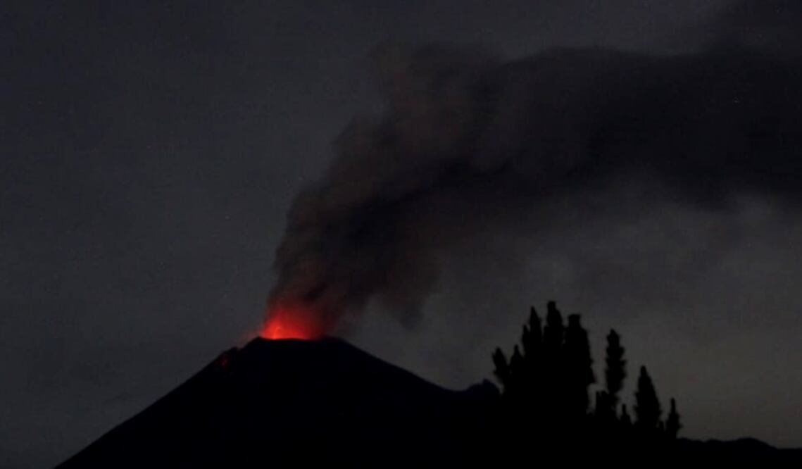 La madrugada de este sábado, Don Goyo volvió a llamar la atención por una serie de explosiones y por arrojar material incandescente. Fotografía Omar Contreras / El Universal