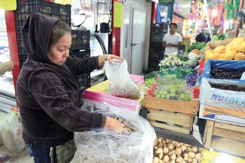Un requisito para recibir el Seguro de Desempleo es que trabajadores de mercados hayan sido afectados en sus ingresos por las labores de remodelación. (ARCHIVO EL UNIVERSAL)