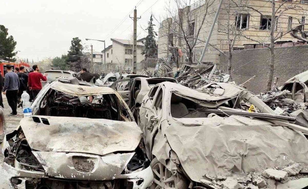 Fotografía cedida por el servicio de emergencias de la Media Luna Roja iraní que muestran daños materiales tras el bombardeo de un edificio en la capital del país, este lunes. Israel anunció este lunes que sus cazas han comenzado una nueva oleada de ataques "a gran escala" en las ciudades iraníes de Teherán, Shiraz y Tabriz. Foto: EFE