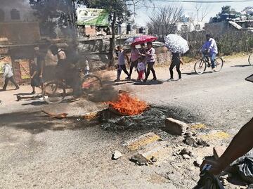 Colonos acusan feminicidio y bloquean calles en el Edomex