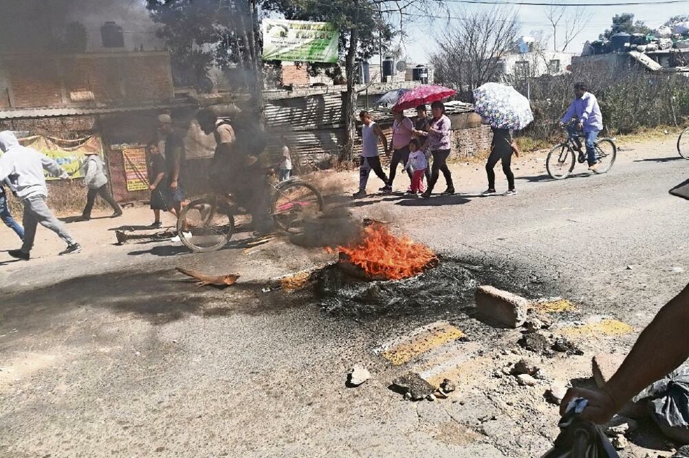 Enojo. Unos 200 pobladores colocaron piedras y quemaron llantas en las avenidas Zumpango, Buenavista, 5 de Mayo y Gran Canal (JUAN MANUEL BARRERA. EL UNIVERSAL)