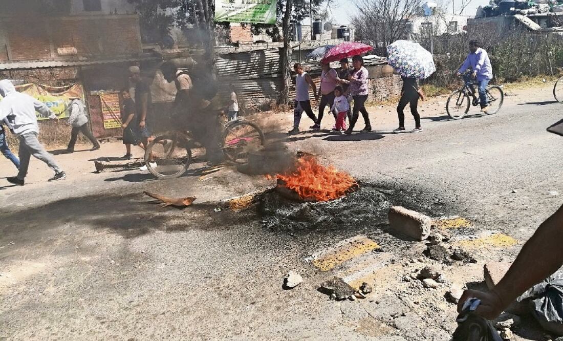 Enojo. Unos 200 pobladores colocaron piedras y quemaron llantas en las avenidas Zumpango, Buenavista, 5 de Mayo y Gran Canal (JUAN MANUEL BARRERA. EL UNIVERSAL)