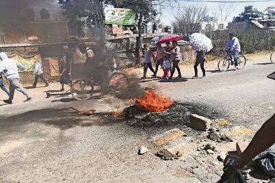 Colonos acusan feminicidio y bloquean calles en el Edomex