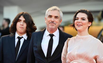 Alfonso Cuarón posa con sus hijos en el Festival de Venecia