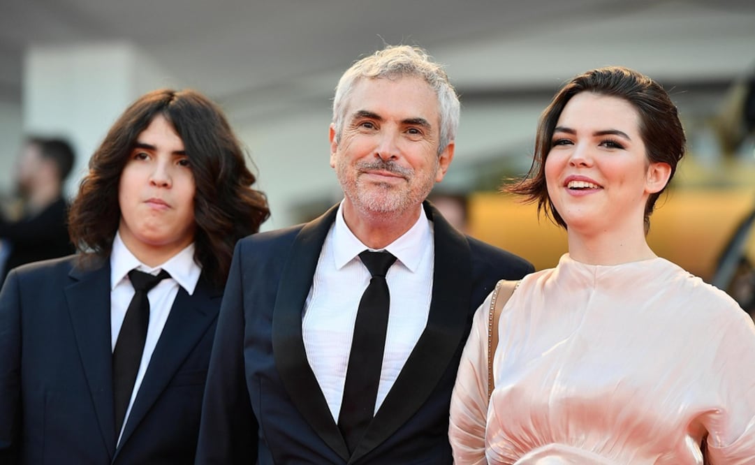 Alfonso Cuarón posa con sus hijos por la última alfombra roja del Festival de Venecia, previa a la gala de entrega de premios de la 75 edición. EFE